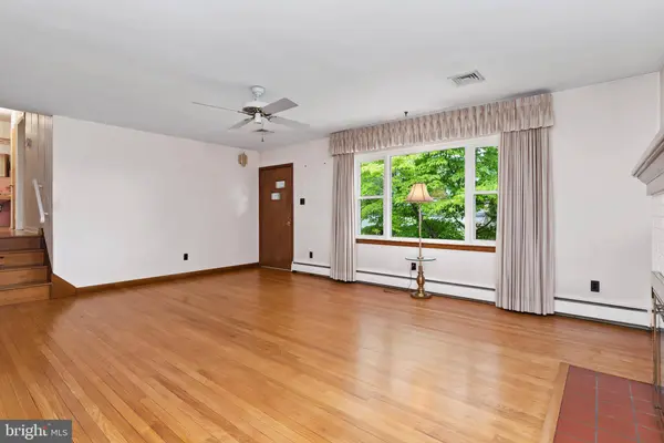 864 HILLSIDE DR, Camp Hill, PA 17011