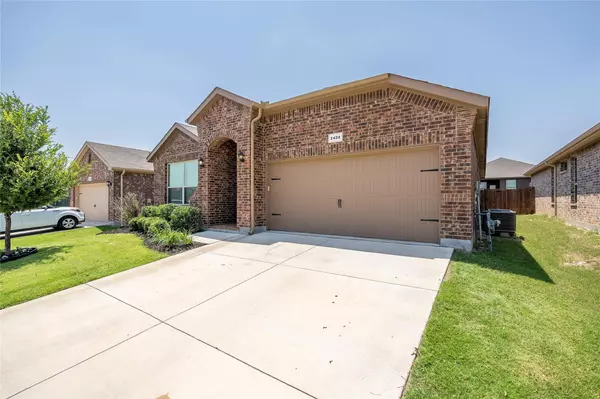 2428 Clay Creek Lane, Fort Worth, TX 76177