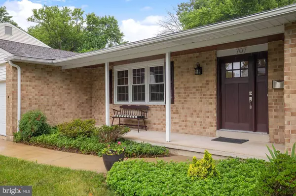 707 N COUNTRY CLUB DR, Newark, DE 19711