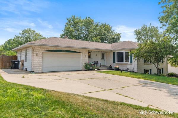 6870 Sherwood Drive, Jenison, MI 49428