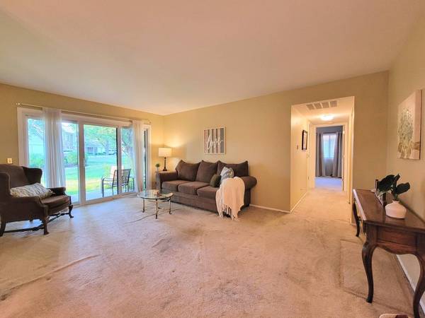 1326 7 Pines RD #D1, Schaumburg, IL 60193