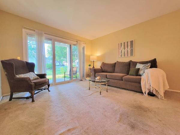 1326 7 Pines RD #D1, Schaumburg, IL 60193