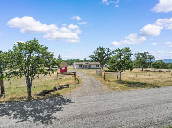 217 Ayres Rd, Eagle Point, OR 97524