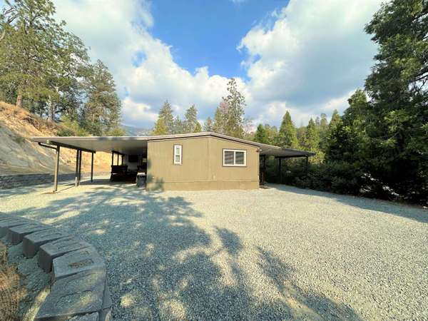 686 W Oakwood Road, California Hot Springs, CA 93207