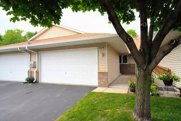 828 White Oak CT, New Brighton, MN 55112