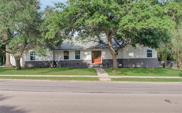 906 Burleson ST, Brenham, TX 77833