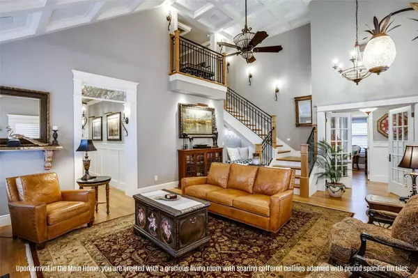 322 E College Street, Grapevine, TX 76051