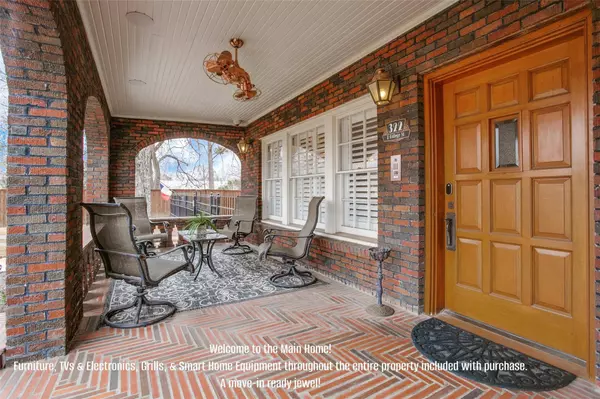 322 E College Street, Grapevine, TX 76051