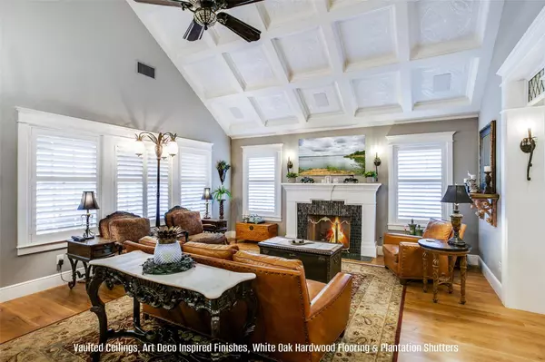 322 E College Street, Grapevine, TX 76051