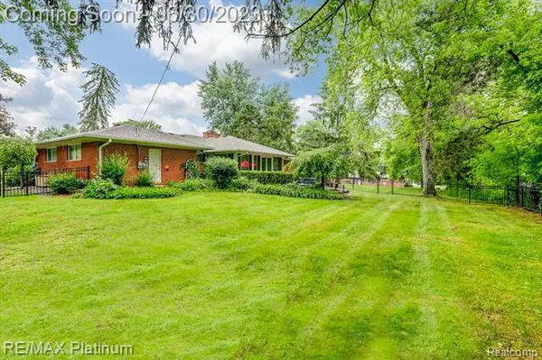 33117 HOPECREST Court, Farmington Hills, MI 48336