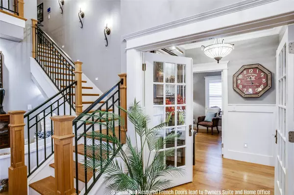 322 E College Street, Grapevine, TX 76051