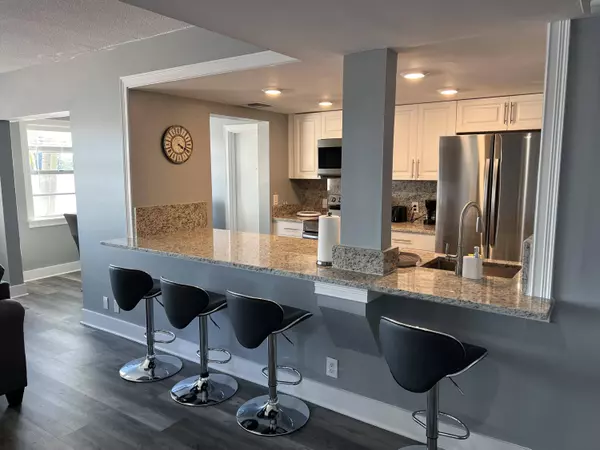 1060 Crystal Lake DR 103, Deerfield Beach, FL 33064