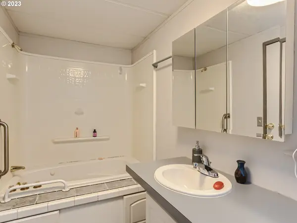 18485 SW PACIFIC DR #11, Tualatin, OR 97062