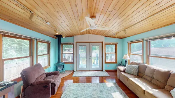 177 Highwood DR, Chaska, MN 55318