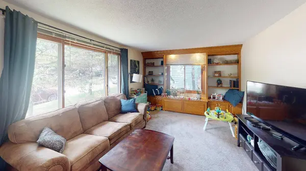 177 Highwood DR, Chaska, MN 55318