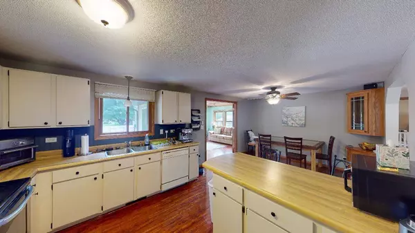 177 Highwood DR, Chaska, MN 55318