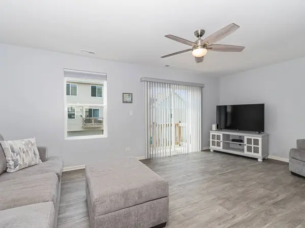 592 Spring Leaf DR, Joliet, IL 60431