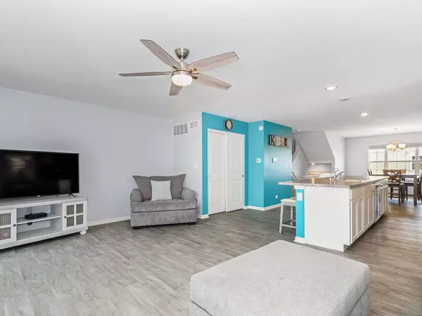 592 Spring Leaf DR, Joliet, IL 60431