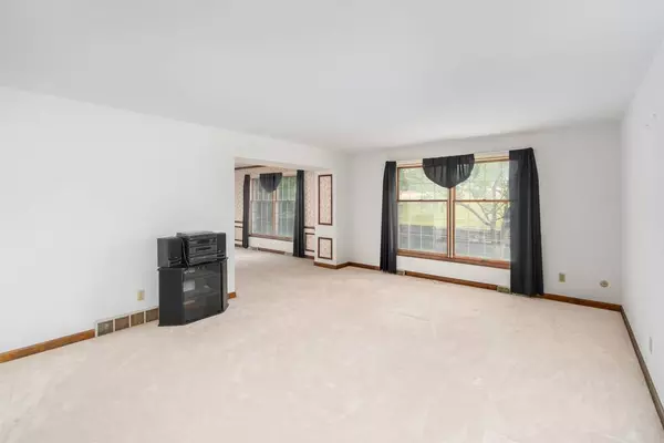 20 Briargate CIR, Sugar Grove, IL 60554