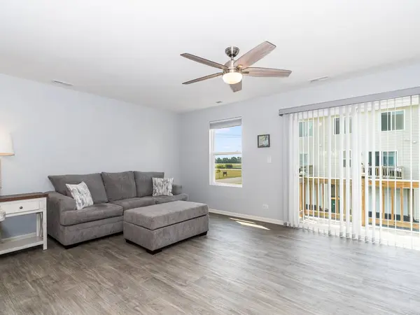 592 Spring Leaf DR, Joliet, IL 60431