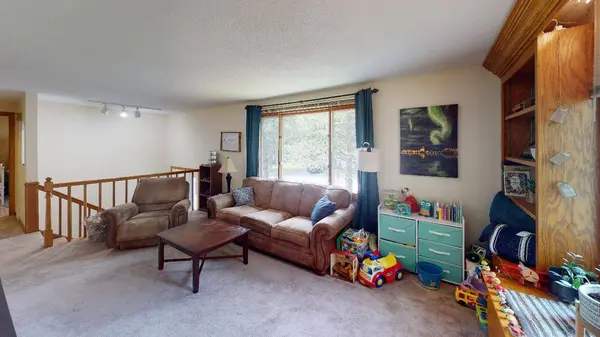 177 Highwood DR, Chaska, MN 55318