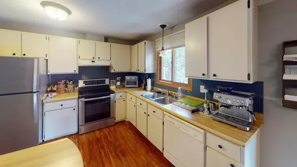 177 Highwood DR, Chaska, MN 55318