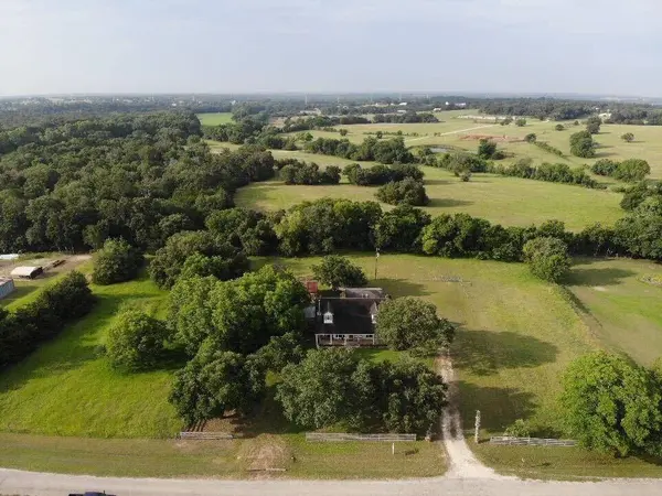 3030 Triangle Z LN, Brenham, TX 77833