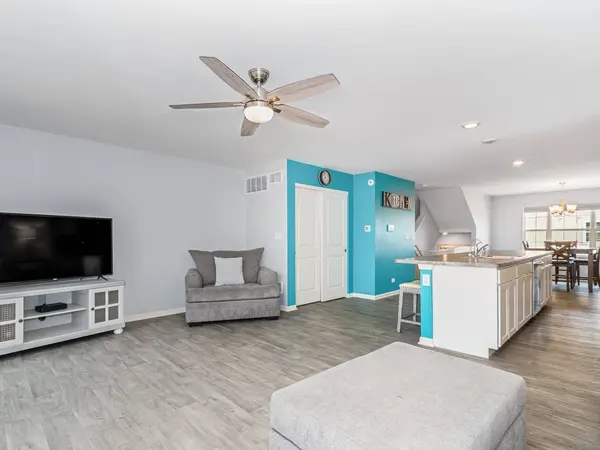 592 Spring Leaf DR, Joliet, IL 60431