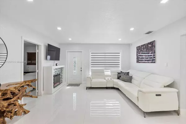 954 SE 1st St, Hialeah, FL 33010