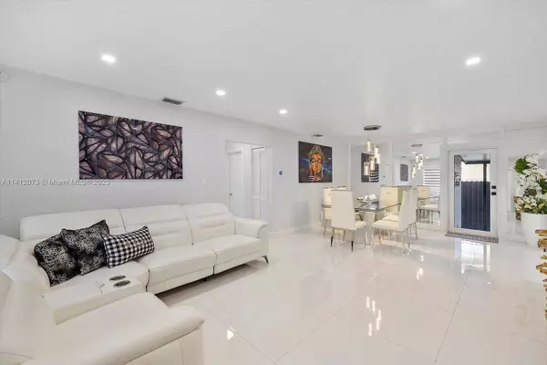 954 SE 1st St, Hialeah, FL 33010