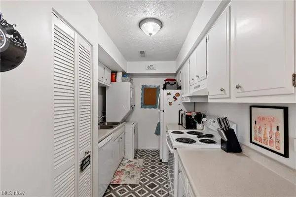 2480 Raber RD #B, Uniontown, OH 44685