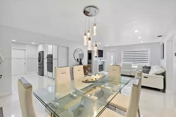 954 SE 1st St, Hialeah, FL 33010