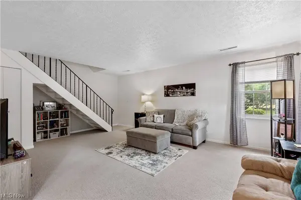 2480 Raber RD #B, Uniontown, OH 44685