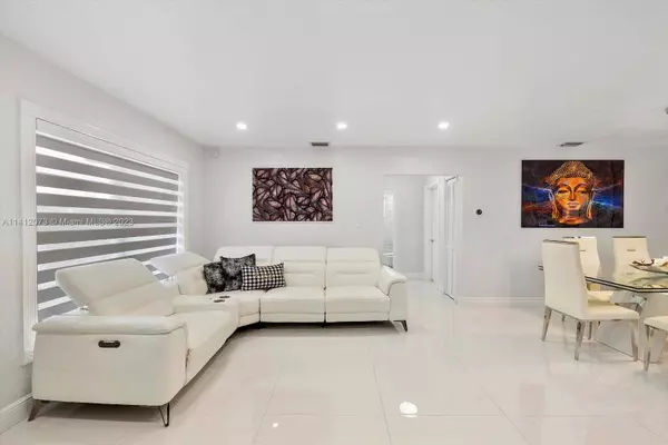 954 SE 1st St, Hialeah, FL 33010