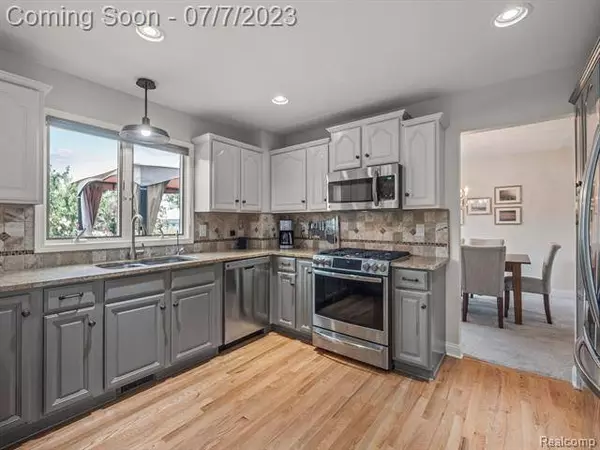 1418 EDEN GARDENS Drive, Fenton, MI 48430