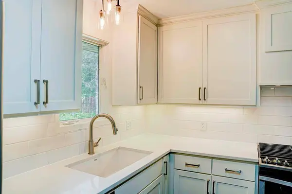 754 Mohican LN, Mendota Heights, MN 55120