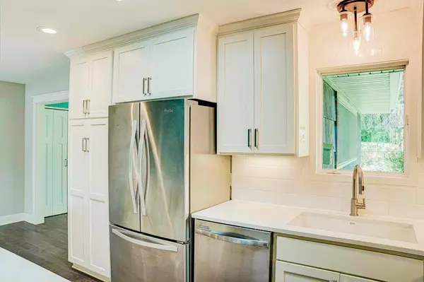 754 Mohican LN, Mendota Heights, MN 55120