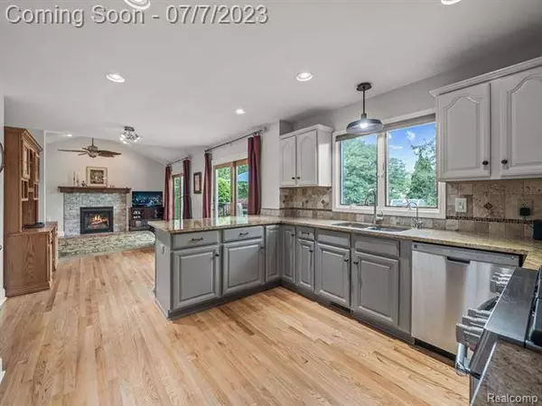 1418 EDEN GARDENS Drive, Fenton, MI 48430