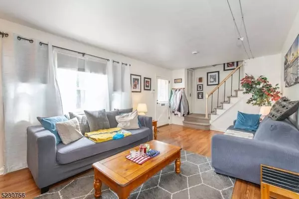 40 Greendale Rd, Clifton City, NJ 07013