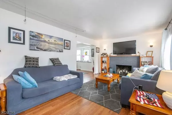 40 Greendale Rd, Clifton City, NJ 07013