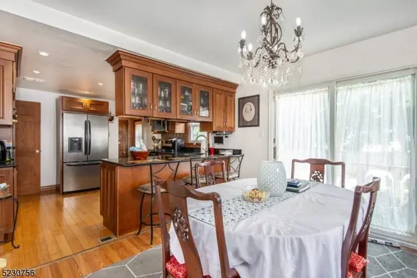 40 Greendale Rd, Clifton City, NJ 07013