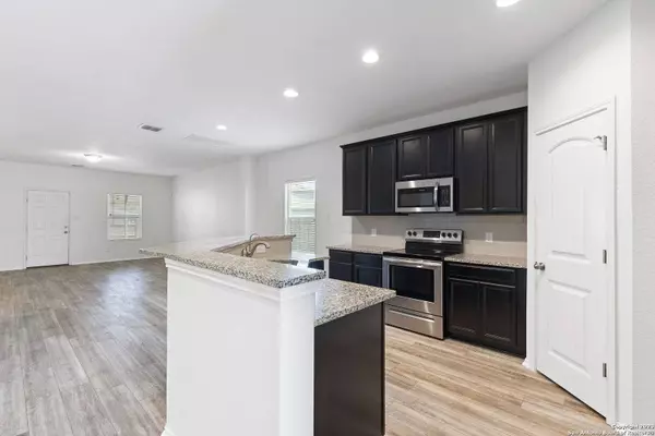 13134 Heathers Isle, St Hedwig, TX 78152