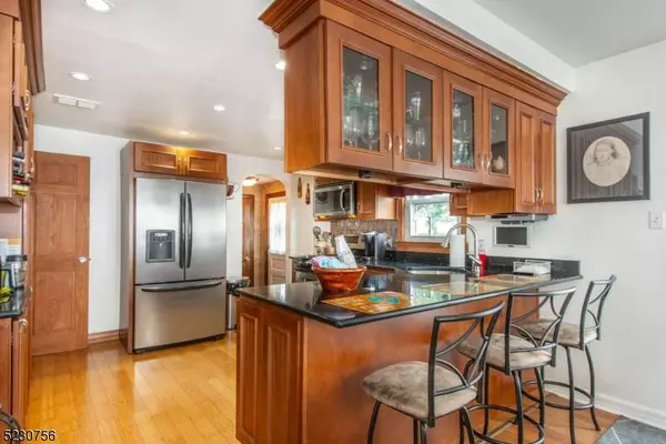 40 Greendale Rd, Clifton City, NJ 07013