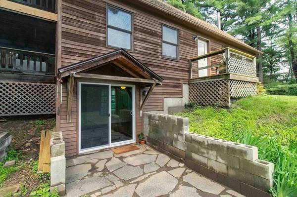486 Sunderland Rd, Amherst, MA 01002