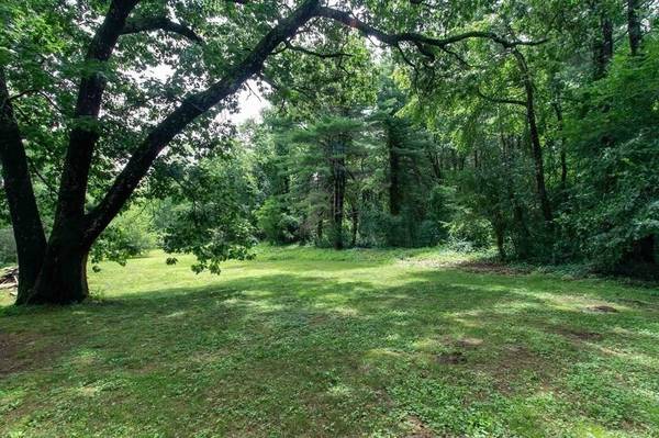 486 Sunderland Rd, Amherst, MA 01002