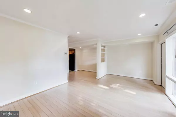 7340 LEE HWY #40/T3, Falls Church, VA 22046