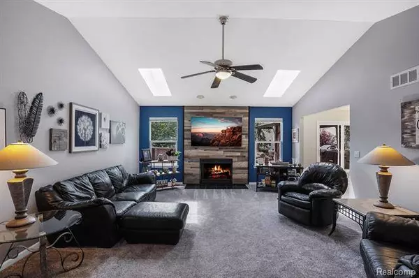 2361 LORRAINA Lane, Hartland, MI 48353