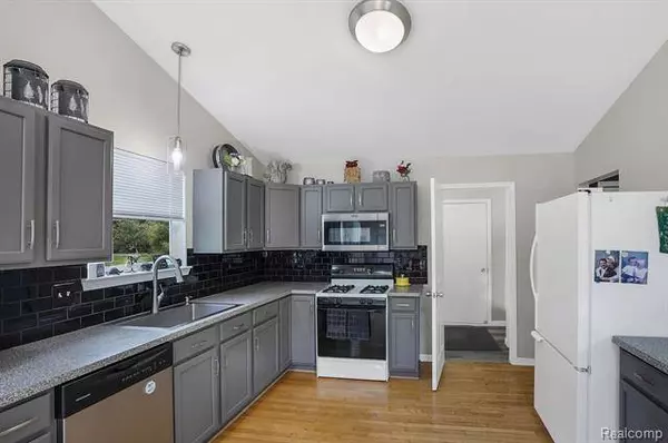 2361 LORRAINA Lane, Hartland, MI 48353