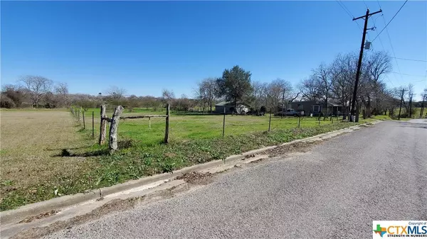 213 Mulberry ST, Hallettsville, TX 77964