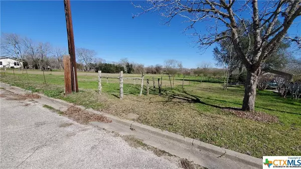213 Mulberry ST, Hallettsville, TX 77964